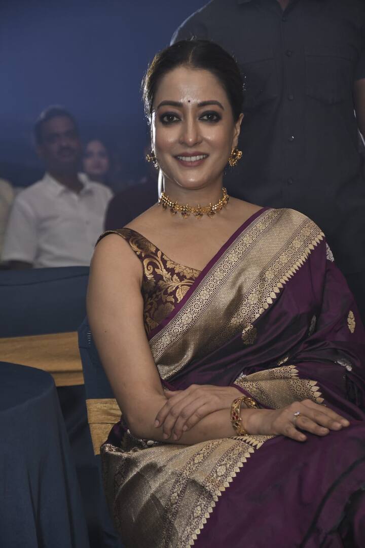 গলায় চোকার, কানে পাশা ও হাতে হালকা ব্যঙ্গল পরেছিলেন তিনি। কপালে ছিল ছোট্ট টিপ।
