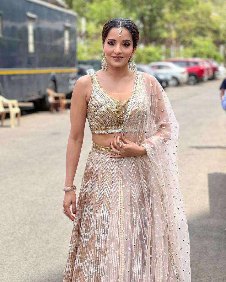 मोनालिसा आए दिन अपने इंस्टाग्राम अकाउंट से अपनी फोटो वीडियो शेयर करती रहती हैं. फैंस भी एक्ट्रेस की पोस्ट का बेसब्री से इंतजार करते रहते हैं.