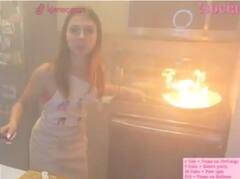 Viral Video : पहिल्यांदा जेवण बनवण्याचा प्रयत्न अंगलट; झालं उलट-पालट, घरात भीषण आग