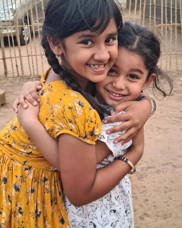 सुरुवातीला आपली आई या कोणत्या नव्या मुलीचे लाड करतेय असं जिजाला वाटायचं. पण आता जिजा आणि स्वरामध्येही छान गट्टी जमली आहे. शूटिंगमधून वेळ मिळाला की या दोघींचीही सेटवर धमाल सुरु असते.