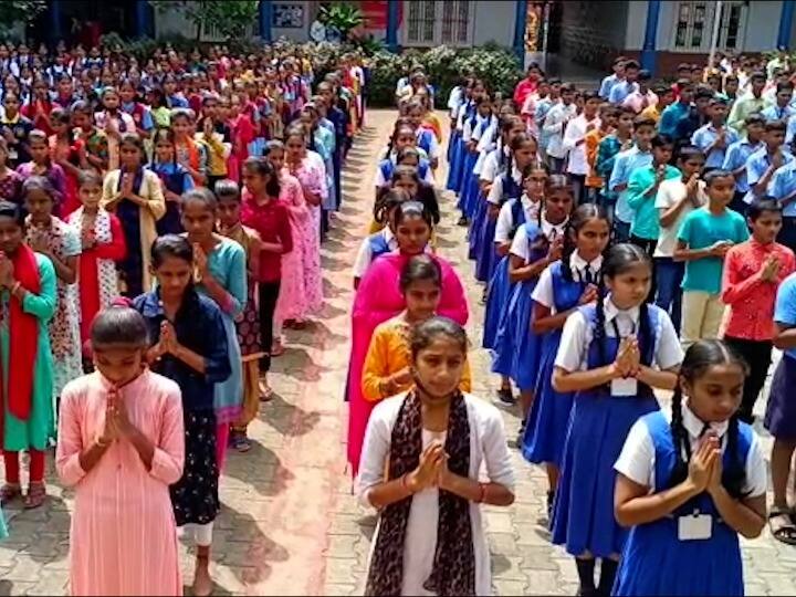 शाळा लवकर सुरु झाल्याने आणि तसेच अभ्यासक्रमाला लवकर सुरुवात होणार असल्याने पालकांसोबत विद्यार्थ्यांनाही आनंद झाल्याचे यावेळी दिसून आले.