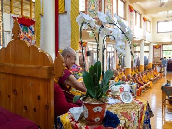 इस मंदिर में गौतम बुद्ध के सुनहरे रंग की प्रतिमा स्थापित की गई है. जिसकी ऊंचाई 20 फीट है. खास बात ये है कि इस प्रतिमा के निर्माण में अन्य निर्माण सामग्री के साथ इलाके में मिलने वाले बाक्साइट के पत्थर का चूरा भी मिक्स किया गया है और करीब 10 वर्ष पहले बने इस मंदिर की प्रतिमा का निर्माण का काम भूटान और नेपाल के मूर्तिकारों ने किया है. इसके अलावा तीन अन्य तिब्बती मंदिर है. जिसमें एक करीब 55 साल पुराना है.