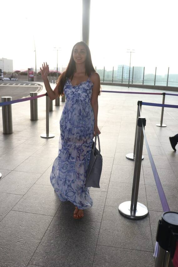 Photos: एयरपोर्ट पर बिजलियां गिराती नजर आईं Kiara Advani, ब्लू मैक्सी ड्रेस में एक्ट्रेस लगीं बेहद खूबसूरत