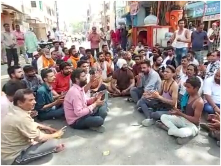 Ratlam News: कटा हुआ गोवंश पाए जाने के बाद हिंदूवादी संगठनों का प्रदर्शन, आरोपियों के घर पर चला बुलडोजर