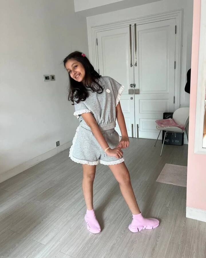 ఒక్క సినిమా చేయకపోయినా ఇప్పటకే ఎంతో మంది అభిమానులను సంపాదించుకుంది బుల్లి సితార. -Image Credit:Sithara Ghattamaneni/Instagram