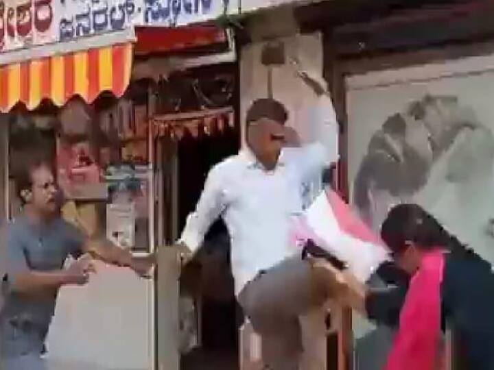 Man attacks woman lawyer in Karnataka, kicks and slaps her in public; video surfaces Video : பொது இடத்தில் பெண் வழக்கறிஞருக்கு அடி, உதை.. வேடிக்கை பார்த்த மக்கள்.. அதிர்ச்சி வீடியோ