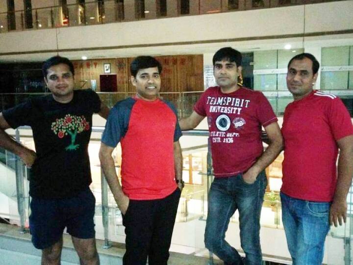 सोशल मीडिया पर रंजीत कुमार सिंह और उनके दोस्त कृष्ण मोहन सिंह की कई तस्वीरें अब वायरल हो रही हैं. किसी में वो वोट देते दिख रहे हैं. वहीं एक तस्वीर में किसी जगह पर वो घूमने गए हैं. साथ में दो लोग और भी हैं.