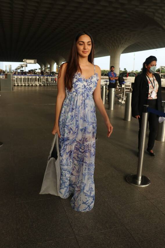 Photos: एयरपोर्ट पर बिजलियां गिराती नजर आईं Kiara Advani, ब्लू मैक्सी ड्रेस में एक्ट्रेस लगीं बेहद खूबसूरत