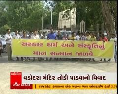 વડોદરામાં જુના પાદરા રોડના મંદિરો તોડી પાડતા વિરોધ
