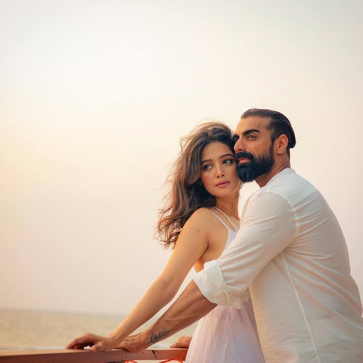 Tushar Kalia Engagement Photos : प्रसिद्ध डान्सर आणि कोरिओग्राफर तुषार कालियाने गर्लफ्रेंड त्रिवेणी बर्मनसोबत एंगेजमेंट केली आहे.