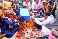 Chief Minister Kanyadan Yojana: सागर में  239 जोड़े की हुई शादी, मंत्री भूपेंद्र सिंह ने दलित बेटी के पांव पखारकर किया कन्यादान, देखें तस्वीरें
