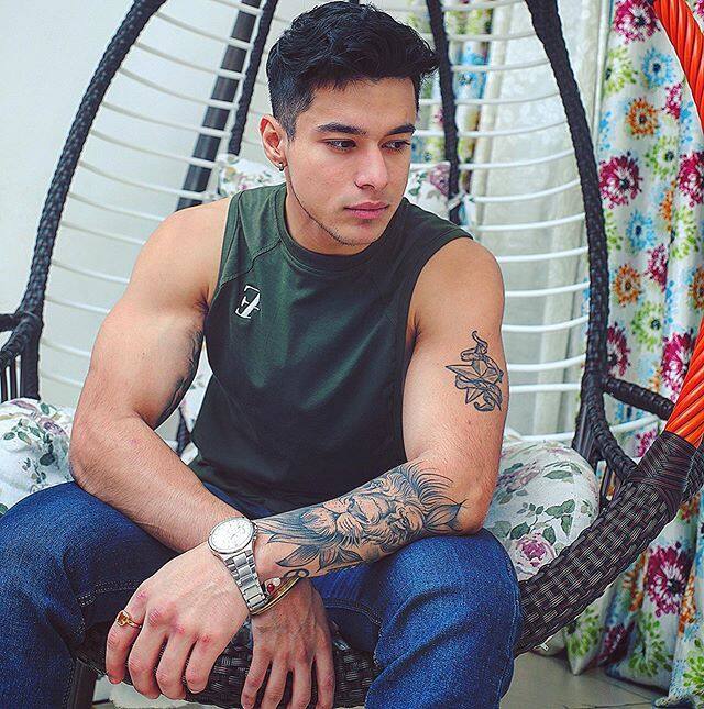 बीते काफी दिनों से रोहित शेट्टी का रिएलिटी शो खतरों के खिलाड़ी 12 खबरों के बाजार में छाया हुआ है.शो से जुड़ा हर एक शख्स लाइमलाइट का हिस्सा बना हुआ है. वहीं लेटेस्ट खबरों की माने तो केपटाउन जाने के लिए 13 खिलाड़ियों के नाम पक्के हो चुके हैं. जिनमें से एक नाम प्रतीक सहजपाल का भी है. जिन्होंने बिग बॉस के जरिए दर्शकों के दिलों में अपनी खास जगह बनाई है.