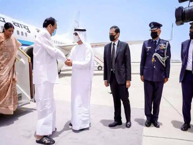 vice president venkaiah naidu arrives in uae to condole death of sheikh khalifa VP Naidu In UAE : उपराष्ट्रपती व्यंकय्या नायडू अबू धाबीत, शेख खलिफा बिन झायेद यांना श्रद्धांजली वाहण्यासाठी भेट