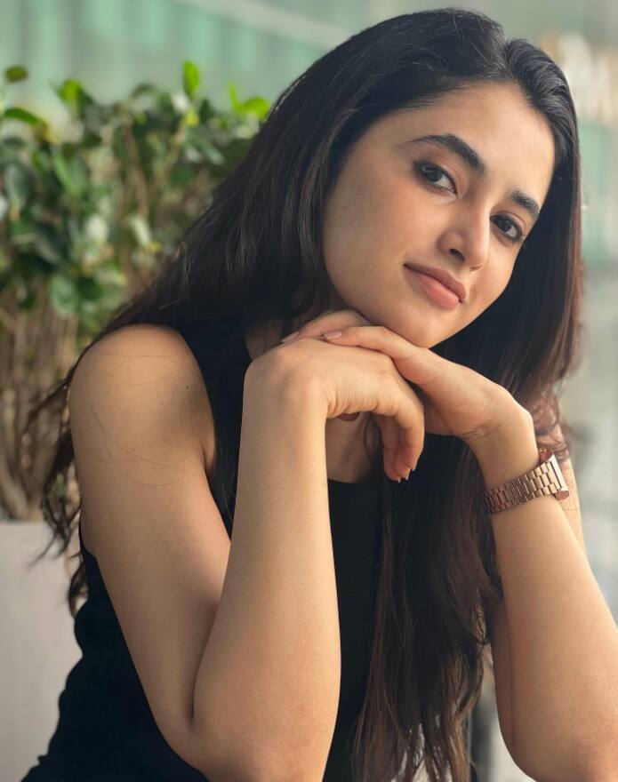 இதுவரை பார்த்த பெண்ணில் உன்னை போல என்னை யாருமே அழகாலே கொன்று தின்று உயிர் மீட்டு தர வில்லையே