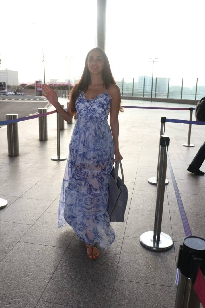 इस दौरान एक्ट्रेस अपना बलखाता अंदाज दिखाते हुए मीडिया के सामने किलर पोसेस देती नजर आईं.