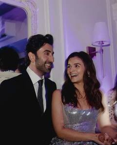 तुझ्या मिठीतच स्वर्ग... आलिया-रणबीरच्या रोमँटिक फोटोंची चर्चा!