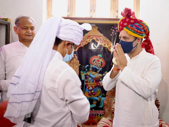 कांग्रेस नेता राहुल गांधी ने यहां 132 करोड़ के बनने वाले पुल का शिलान्यास किया. इसके बाद राहुल गांधी सभा स्थल पहुंचे. इसके बाद अशोक गहलोत ने बीजेपी पर हमला बोलते हुए कहा कि अब देश में दंगा की राजनीती कर माहौल बिगाड़ रही है.