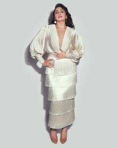 ਵਾਈਟ ਡਰੈੱਸ 'ਚ Huma Qureshi ਨੇ ਦਿਖਾਈ ਕਾਤਲਾਨਾ ਅਦਾਵਾਂ, ਐਕਟਰਸ 'ਤੇ ਫੈਨਸ ਨੇ ਕਰ ਦਿੱਤੀ ਪਿਆਰ ਦੀ ਬਾਰਸ਼