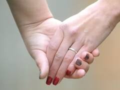 Delhi News: घर से भागी दो समलैंगिक बहनों ने आपस में रचाई शादी, परिजनों ने समझाया तो कही ये बात