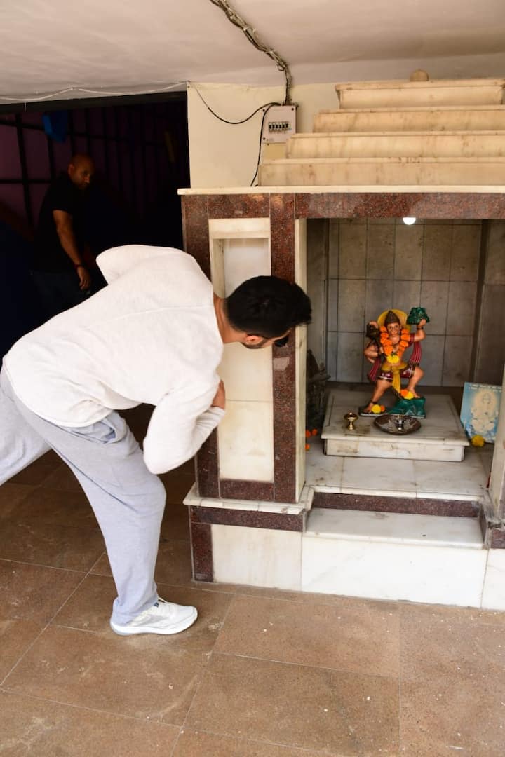 भगवान हनुमान के चरण स्पष्ट करते हुए वरुण ने डांस रिहर्सल की शुरुआत की.