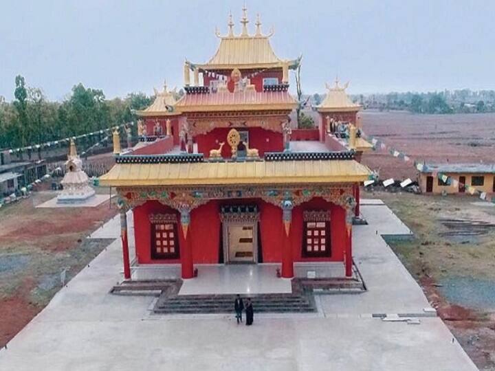 सोमवार को बुद्ध पूर्णिमा की सुबह तिब्बतियों के धर्मगुरु दलाई लामा ने हिमाचल प्रदेश के धर्मशाला स्थित धर्मस्थान (पैलेस) से मैनपाट में निवालकर बुद्धिस्ट कम्युनिटी के लोगों के साथ अन्य उपस्थित लोगों को वर्चुअल संबोधित किया. जिसके बाद तिब्बत समाज के लोगों ने परंपरा के मुताबिक दान पुण्य, मवेशियों को खाना खिलाने और जंगल में जाकर चींटी और कीड़े मकोड़ों को भोजन कराया.