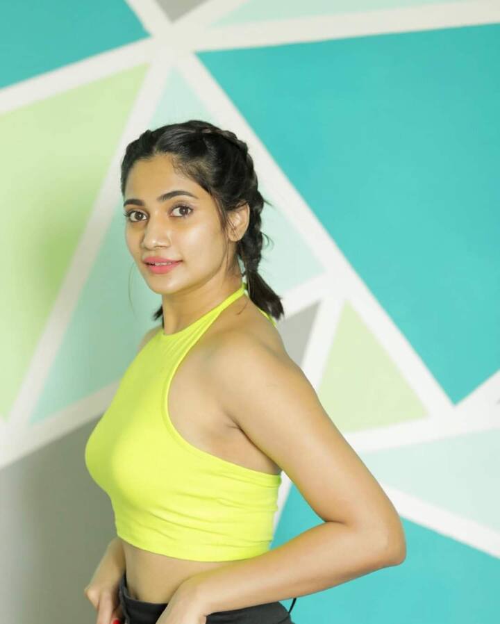 தற்போது படங்களில் தொடர்ந்து நடித்து வருகிறார்