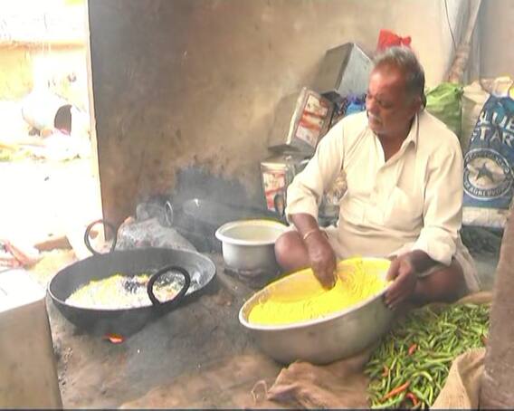 One Rupee Mirchi Bajji: 50 ఏళ్లుగా రూపాయికే మిర్చి బజ్జీలు| Kamareddy| ABP Desam