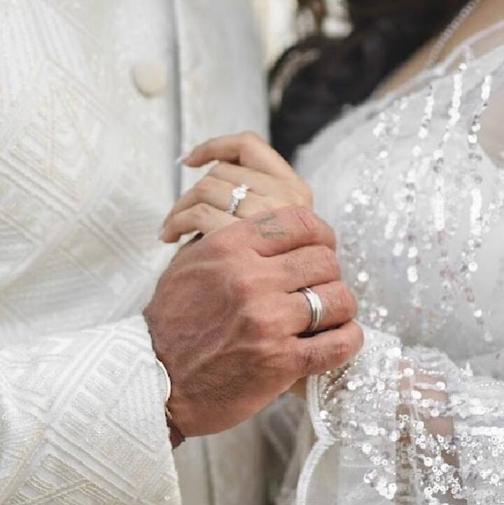 जाने-माने डांसर और कोरियोग्राफर तुषार कालिया ने अपनी गर्लफ्रेंड त्रिवेणी बर्मन के साथ सगाई  कर ली है. इस बात की जानकारी तुषार ने अपने इंस्टाग्राम हैंडल के जरिए दी है.