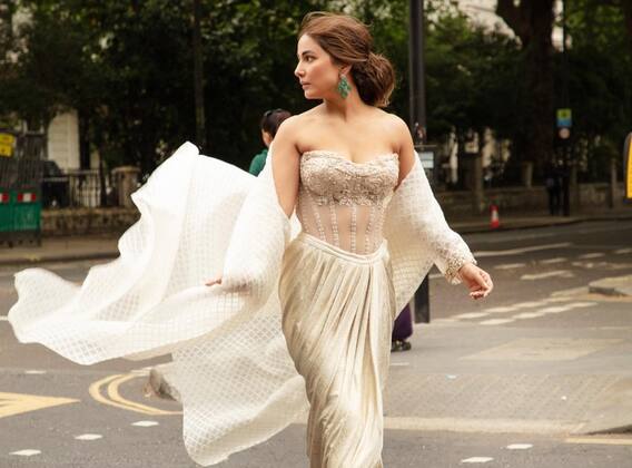 In Pics: लंदन की सड़कों पर अपनी अदाएं बिखेरती दिखीं हिना खान, अप्सरा बन बहका रही हैं फिजाएं