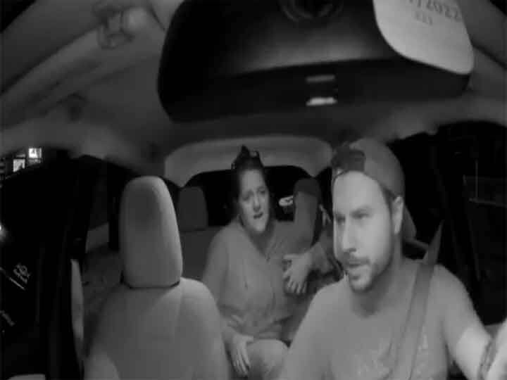 Viral Video Couple made racist remarks while sitting in US cab driver said  Get off the car Viral Video: अमेरिकी कैब में कपल ने बैठते वक्त की नस्लभेदी टिप्पणी, ड्राइवर ने कहा- ‘कार से उतर जाओ’