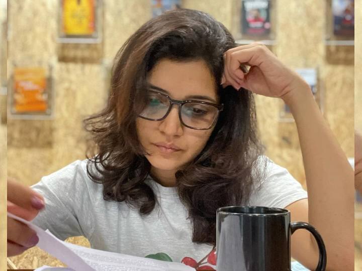 मुक्ताने नाटकांमधूनच आपल्या कारकिर्दीची सुरुवात केली होती. ‘घर तिघांचं असावं’ या नाटकातून तिने रंगभूमीवर पदार्पण केले होते. ‘घडलंय बिघडलंय’ या मालिकेतून तिने मालिका विश्वात पदार्पण केले होते. मालिका, नाटक आणि चित्रपट अशा तिन्ही क्षेत्रात मुक्ता सक्रिय आहे.