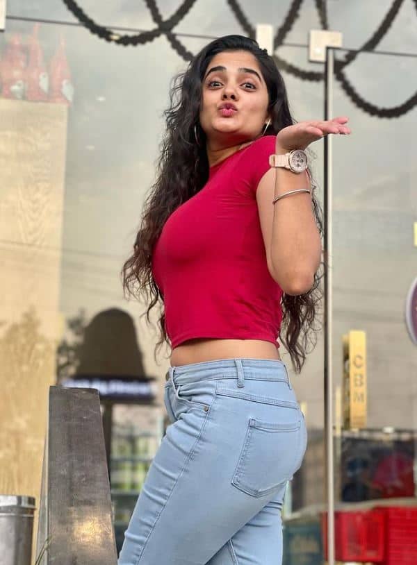 भाग्यश्रीने स्वतःच्या करियरची सुरुवात मॉडेलिंगने केली.