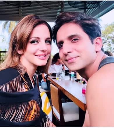आपको बता दें कि सुजैन खान और अर्सलान गोनी (Sussanne Khan and Arslaan Goni)  एक दूसरे से कॉमन फ्रेंड के जरिए मिले थे. जिसके बाद दोनों को एक दूसरे का साथ पसंद आने लगा. लिहाजा ये अक्सर फ्रेंड्स गेट टू गेदर में शामिल होते हैं और एक दूसरे के साथ समय बिताना पसंद करते हैं.