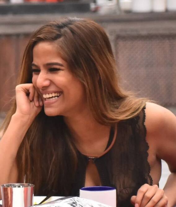 ফলের দোকানে পুনম পাণ্ডে