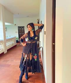 भोजपुरी एक्ट्रेस Shweta Tiwari ने ब्लैक फ्लोरल ड्रेस में बिखेरे हुस्न के जलवे, दिख रही हैं बला की खूबसूरत