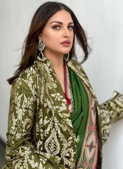 ગ્રીન સાડીમાં હિમાંશી ખુરાનાનો જોવા મળ્યો બોલ્ડ અંદાજ