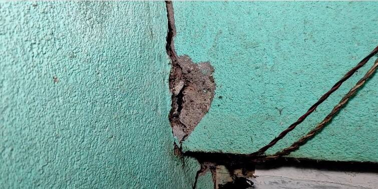 South 24 Parganas Sonarpur several houses and school building have cracks all over locals blame construction of a high rise South 24 Parganas News: সোনারপুরে একাধিক বাড়িতে ফাটল, যথেচ্ছ বহুতল নির্মাণই কি দায়ী! নগরোন্নয়ন দফতরের ভূমিকায় প্রশ্ন