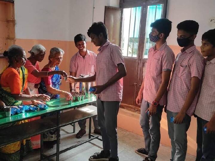 ’ஆதரவு இல்லையென்றாலும் அன்புண்டு’ - மாணவர்களின் பசியாற்றும் மூதாட்டிகளின் நெகிழ்ச்சிக் கதை..!