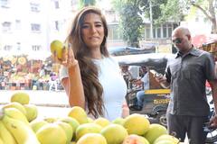 Poonam Pandey:  गर्मा के मौसम में आम खरीदने निकलीं पूनम पांडे, सामने आईं ये तस्वीरें