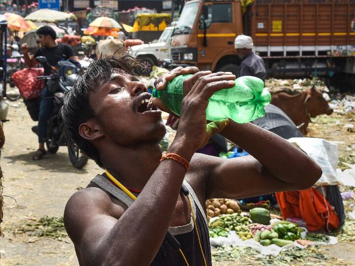 उत्तर पश्चिम दिल्ली में रविवार को मुंगेशपुर में तापमान 49.2 डिग्री सेल्सियस और शहर के दक्षिण-पश्चिम इलाके के नजफगढ़ में तापमान 49.1 डिग्री सेल्सियस पहुंच गया था. राष्ट्रीय राजधानी और उसके आसपास के इलाकों में भीषण लू भी चली थी.