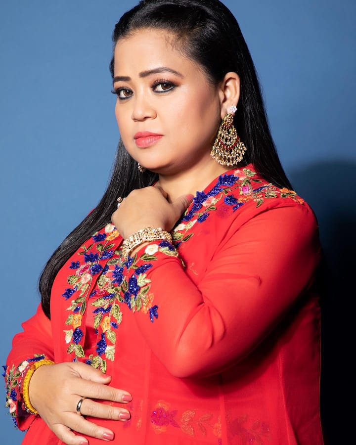 काही दिवासांपूर्वी भारतीचा एक व्हिडीओ व्हायरल झाला. या व्हिडीओमध्ये दाढी आणि मिशीवर कमेंट करताना दिसली. ती म्हणते, 'मिशी का नको? दाढी आणि मिशाचे बरेच फायदे आहेत. दूध पित असाल तर तोंडामध्ये शेवयांची टेस्ट लागते. माझ्या बऱ्याचं मित्रांची दाढी आहे. ते दिवसभर दाढीतील उवा काढतात.' त्यानंतर भारतीनं एक व्हिडीओ शेअर करुन प्रेक्षकांची माफी मागितली. (photo:bharti.laughterqueen/ig)