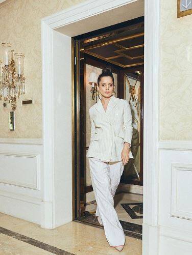 अब, पार्टी के बारे में बात करते हुए, उसने कहा है कि वह सलमान खान के साथ 'अच्छे दोस्त' हैं, और जैसे ही उन्होंने उन्हें आमंत्रित किया, वह पार्टी में शामिल हुईं.