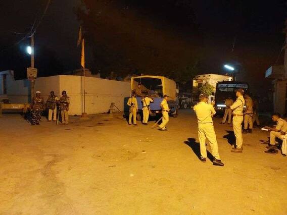 Neemuch में हिंसा के बाद धारा 144 लागू, 9 लोगों को पुलिस ने किया राउंडअप, सियासत शुरू Neemuch में हिंसा के बाद धारा 144 लागू, 9 लोगों को पुलिस ने किया राउंडअप, सियासत शुरू