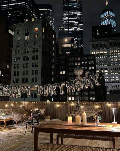 विक्की कौशल ने अपनी इस खास बर्थडे पार्टी की तस्वीरें और वीडियो इंस्टाग्राम पर शेयर की हैं जिनमें ये कपल खासा खुश नजर आ रहा है.