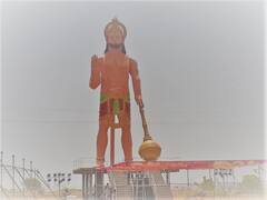 PHOTO : 48 लाख रुपये खर्च करुन बीडमध्ये गावात उभारली हनुमानाची भव्य मूर्ती