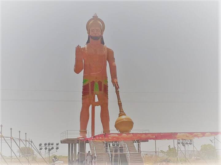 साठ फुटांपेक्षा जास्त उंच आणि भव्य अशी हनुमानाची मूर्ती उभारण्यासाठी तब्बल 48 लाख रुपये खर्च करण्यात आले.