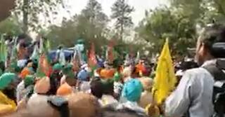 ਕਿਸਾਨਾਂ ਨੇ ਚੰਡੀਗੜ੍ਹ ਵੱਲ ਕੀਤਾ ਕੂਚ , ਚੰਡੀਗੜ੍ਹ ਪੁਲਿਸ ਵੱਲੋਂ ਲਾਏ ਬੈਰੀਕੇਡ ਤੋੜ ਕੇ ਅੱਗੇ ਵਧੇ ਕਿਸਾਨ