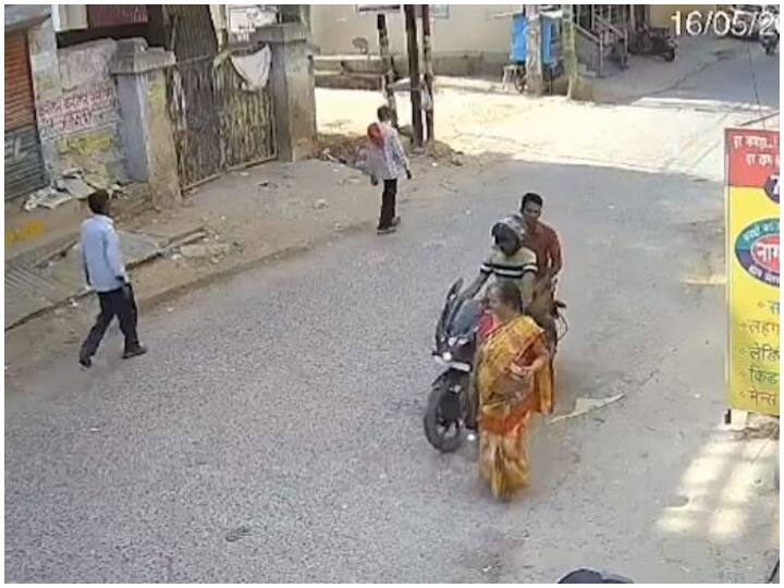 Viral Video: दिनदहाड़े महिला के साथ हुई चोरी, बाइक सवार बदमाशों ने ऐसे दिया घटना को अंजाम Theft took place with the woman in broad daylight the miscreants riding the bike carried out the incident like this Viral Video: दिनदहाड़े महिला के साथ हुई चोरी, बाइक सवार बदमाशों ने ऐसे दिया घटना को अंजाम