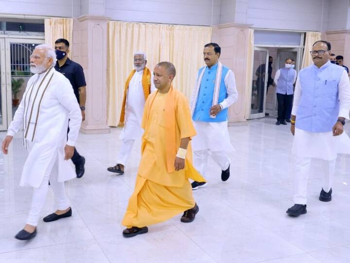 वहीं पीएम ने दक्षता में सुधार पर अपने विचार रखे. उन्होंने मुख्यमंत्री, उपमुख्यमंत्रियों और मंत्रिपरिषद के साथ एक तस्वीर भी खिंचवाई. प्रधानमंत्री के आगमन में एक घंटे से अधिक की देरी हुई.