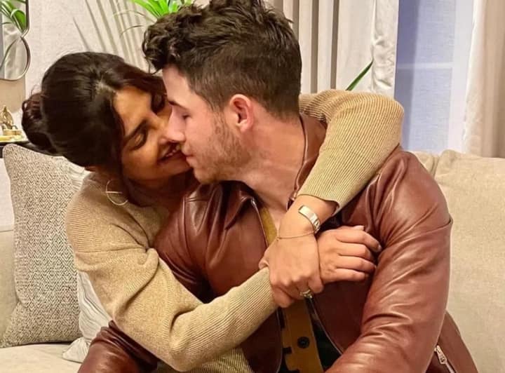 Priyanka Nick: बीच मैदान पति को किस करती नजर आईं प्रियंका चोपड़ा, वायरल हो रही है तस्वीर